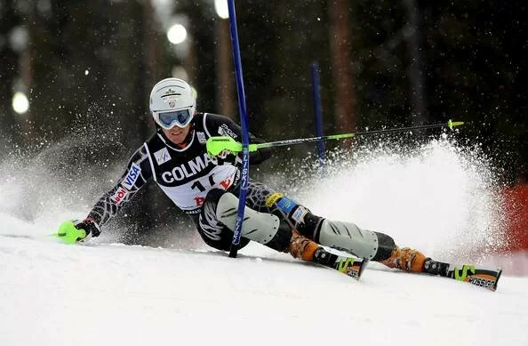 Sciatore impegnato in uno slalom speciale